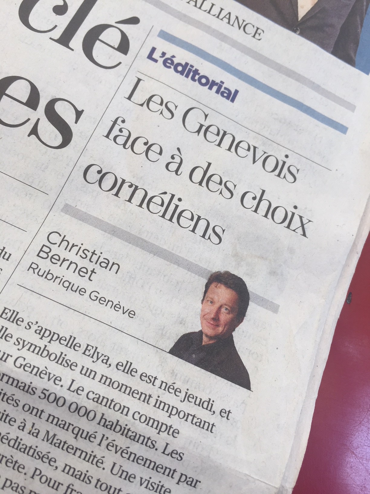 "Les Genevois face à des choix cornéliens"   C’est le titre de l’éditorial de la Tribune de Genève du 31 juillet 2018 au lendemain de la naissance, à la maternité de Genève, d’Elya qui permet désormais à la République genevoise de se hausser dans les villes de plus d’un demi-million d’habitants. Selon l’éditorialiste, le dépassement du cap des 500 000 habitants relève de la bonne santé économique du canton mais entraînerait également son lot de problèmes propres aux grandes métropoles, pollution, trafic pendulaire inégalités et même une certaine promiscuité. Il en découlerait un certain mécontentement et un questionnement sur l’opportunité d’une telle croissance qui se focaliserait, à tort, sur l’urbanisation de la ville et notamment sur la construction de nouveaux logements. Ce faisant, ces citoyens se tromperaient de cible car ils n’interviennent pas sur les causes de cette croissance. Il s’agirait plutôt de réduire le rythme de la croissance genevoise.  Cette analyse n’est évidemment pas satisfaisante car elle omet une donnée qui est essentielle dans cette appréciation sur le devenir de Genève, c’est celle que d’autres médias ont également largement rapportée et qui fait de ce premier août 2018 le premier jour de l’année où l’humanité vit à crédit. En d’autres termes, celle-ci a consommé, durant les seuls sept mois de l’année, toutes les ressources que la Terre peut produire en une année. C’est bien évidemment le cas de Genève. Ainsi, jusqu’au 31 décembre 2018, pour continuer à boire, à manger, à nous chauffer et à nous déplacer, nous devrons surexploiter les écosystèmes et compromettre leur capacité de régénération.  Cet immense défi n’est pas propre au Genevois mais à l’ensemble du monde et tout particulièrement du monde occidental qui est largement à l’origine de ce déficit. Il nécessite une réponse coordonnée de tous les Etats à tous les niveaux que ce soit aux plans national ou local. Les pouvoirs locaux qui sont souvent le centre névralgique d’une croissance, désormais, hors de tout contrôle politique, d
